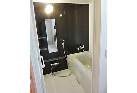 機能的なお風呂と採光が取れるようにお風呂横には窓を追加